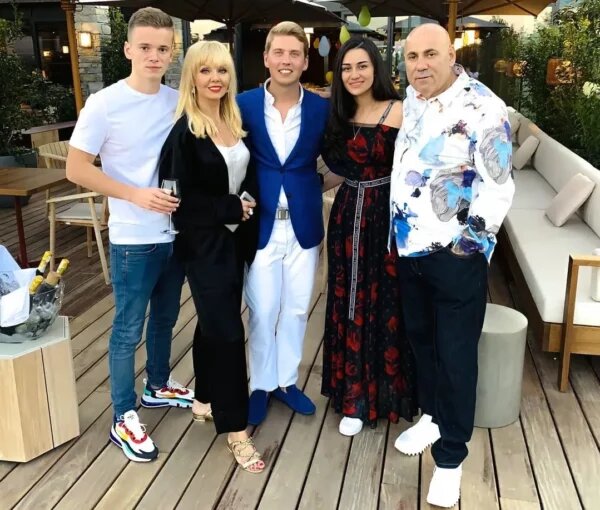      Пригожин с семьей, фото: dzen.ru