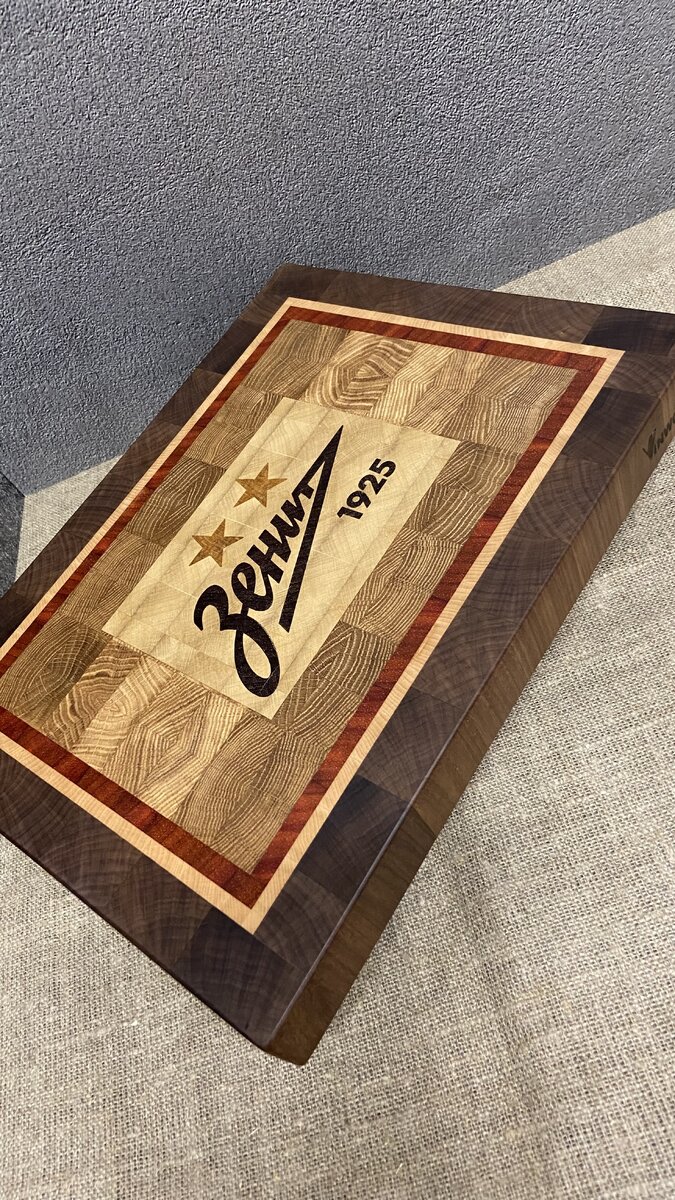 В этот логотип пришлось вносить правки уже после приемки заказа - добавлять еще одну звезду