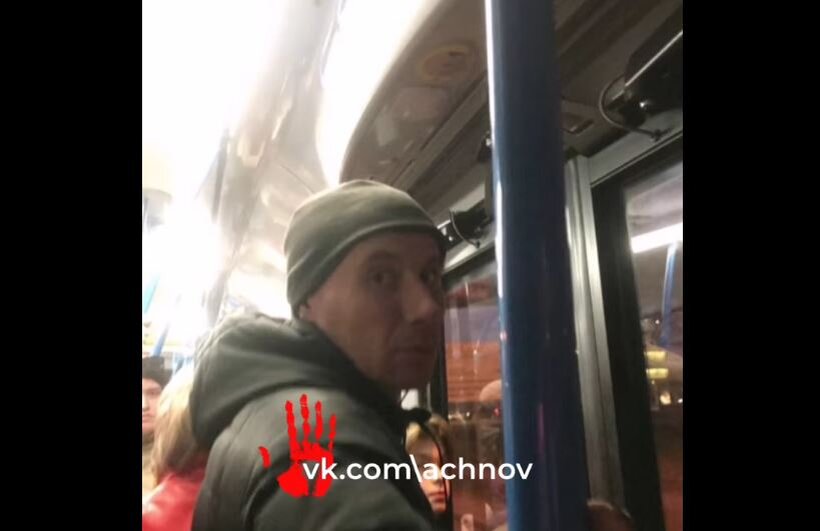Пострадавшая девочка сумела снять обидчика на телефон. Фото: паблик АЧН/vk.com