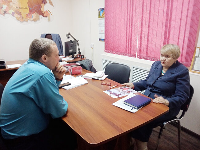 Главрач Кунгурской больницы Вадим Кириллов и председатель профкома медучреждения Валентина Соловьёва обсуждают все проблемные сигналы из населённых пунктов округа