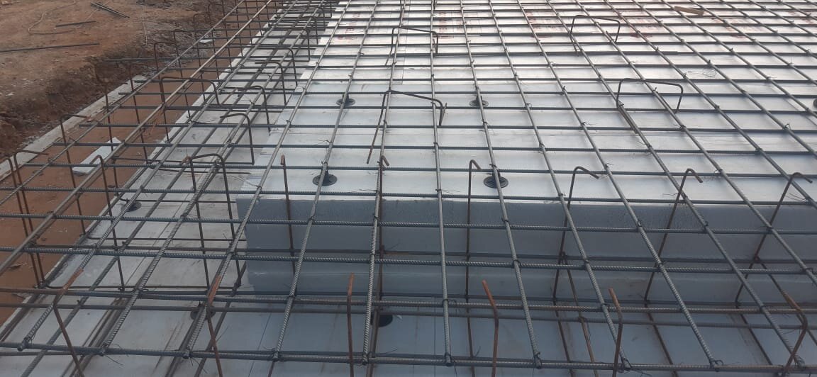 Изображение предоставлено Заказчиком (Сергей). "Фрагмент фото фиксации существующего земельного участка, это совокупность инженерно-технических мероприятий, направленных на улучшение рельефа территории... Также на изображении видно опалубку для фундамента из ЭППС, армирование...".