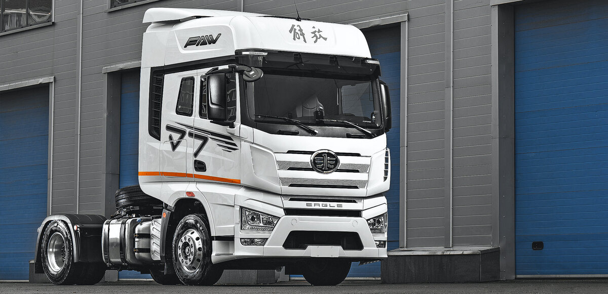 FAW выводит на российский рынок новый магистральный тягач J7. Его разработали специально, чтобы конкурировать с грузовиками европейских брендов.