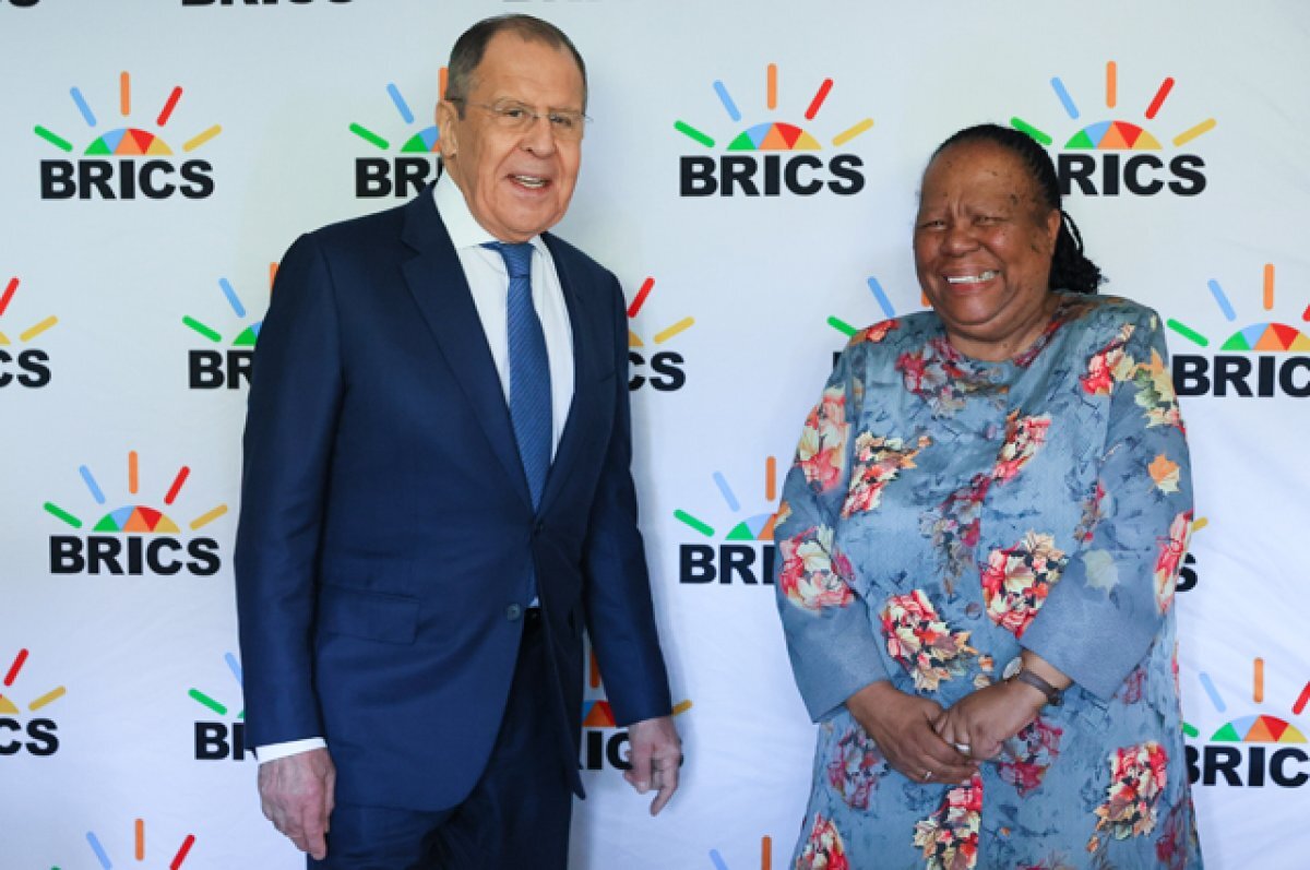    Сергей Лавров и министр иностранных дел ЮАР Наледи Пандор во время встречи в Кейптауне.