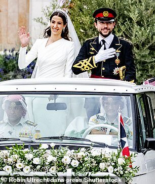 Наследный принц Иордании Хусейн сегодня связал себя узами брака с Раджвой Аль-Саиф. Свадебная церемония, на которой присутствовали члены королевских семей всего мира, была роскошной.-2