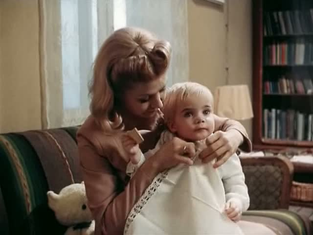 2 июня 1982 года по первой программе ЦТ впервые начали показывать драму «Долгая дорога в дюнах». Семь пронзительных серий режиссера Алоиза Бренча о любви Артура и Марты.-9