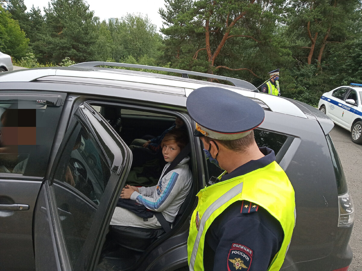 Как перевозить ребенка в автомобиле, если он большой и не влезает в детскоекресло.