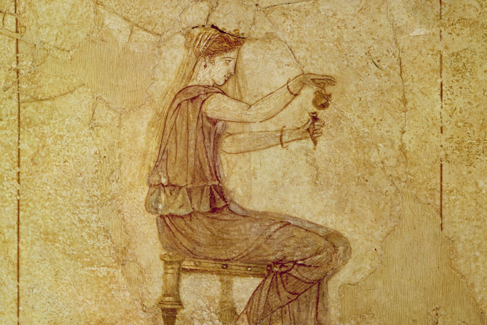    Девушка, разливающая духи, фреска в Помпеях. Фото: East News