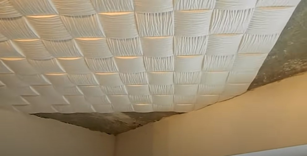 Как клеить плитку на потолок