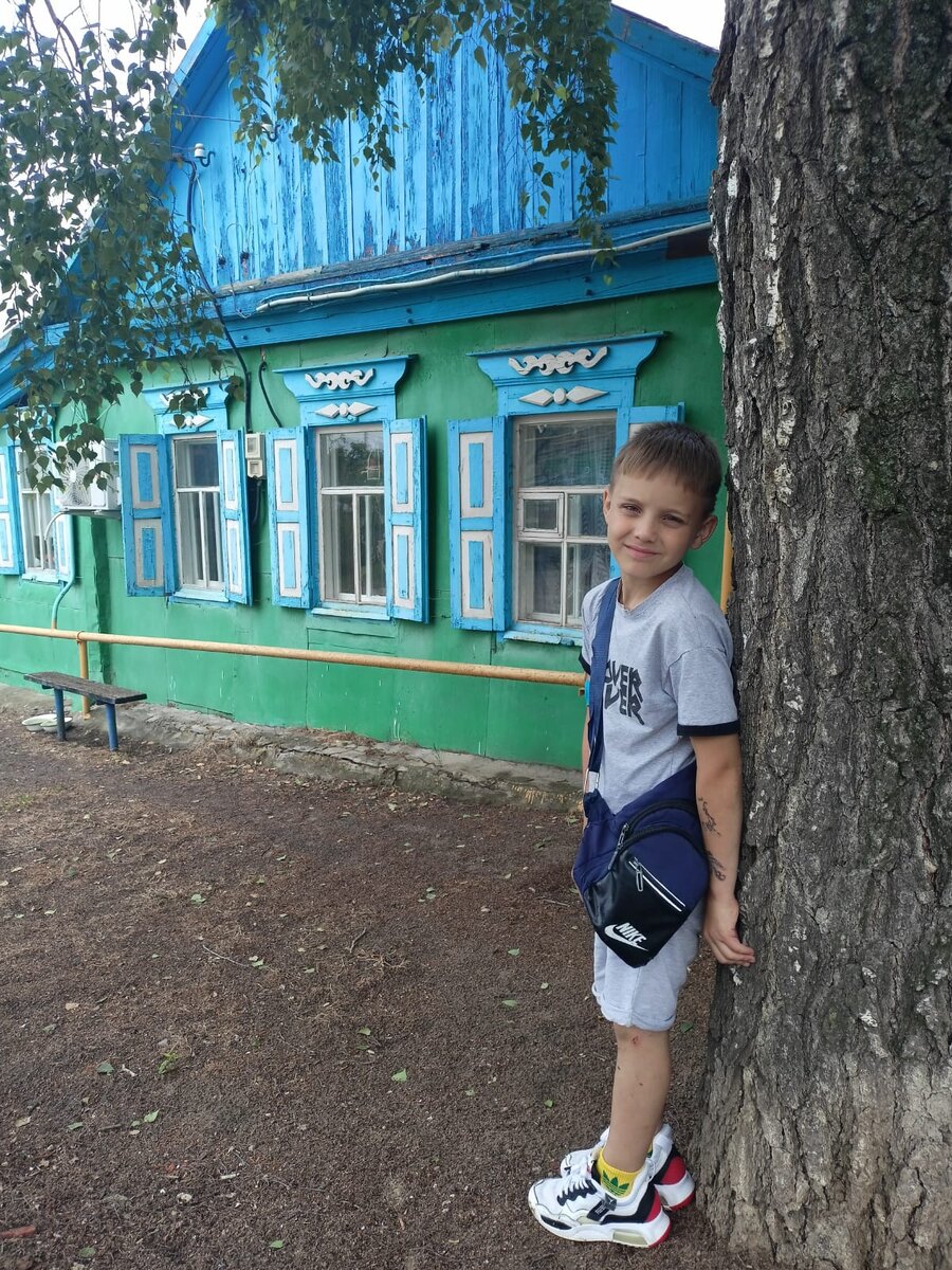 Вот этот дом уже в Павловске. Внук Славик у дома своих предков.