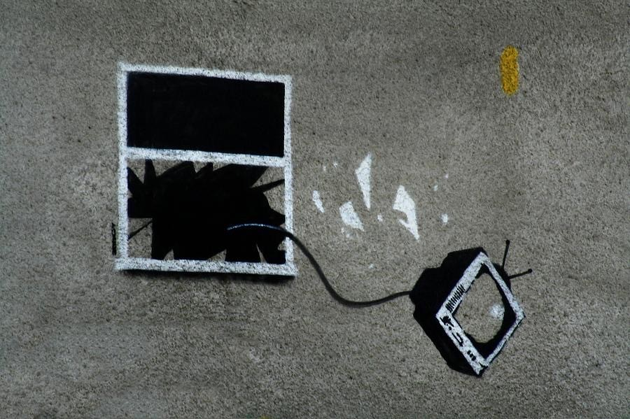 Из окна гостиничного номера своего я телевизор выкинул на авто...