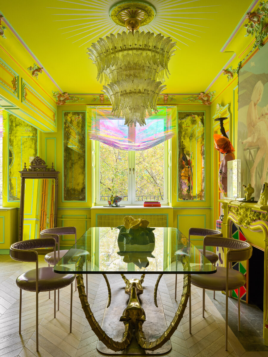 Гостиная-столовая. Стулья сделаны по дизайну хозяев, основание для стола досталось от бывшей заказчицы. Шторы сделаны из пленки с радужным эффектом. Винтажная люстра Barovier & Toso.