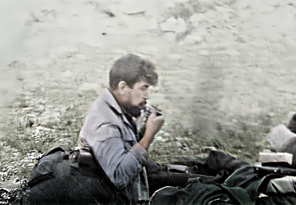 Заславский Ю. Б. на привале.