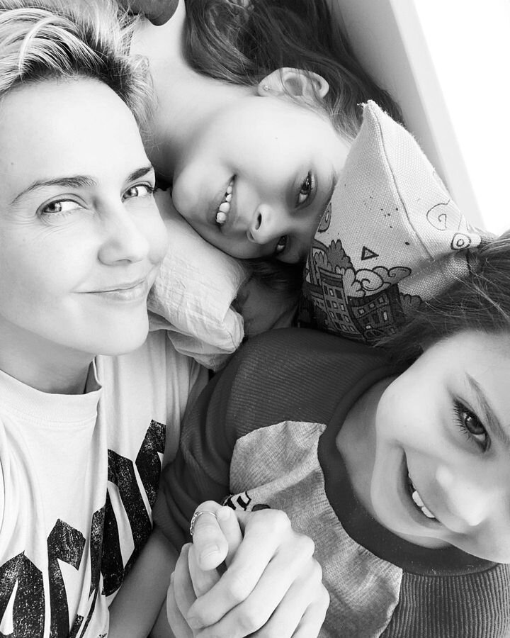    Ольга Шелест с дочерьми Музой и АйрисСоцсети Ольги Шелест