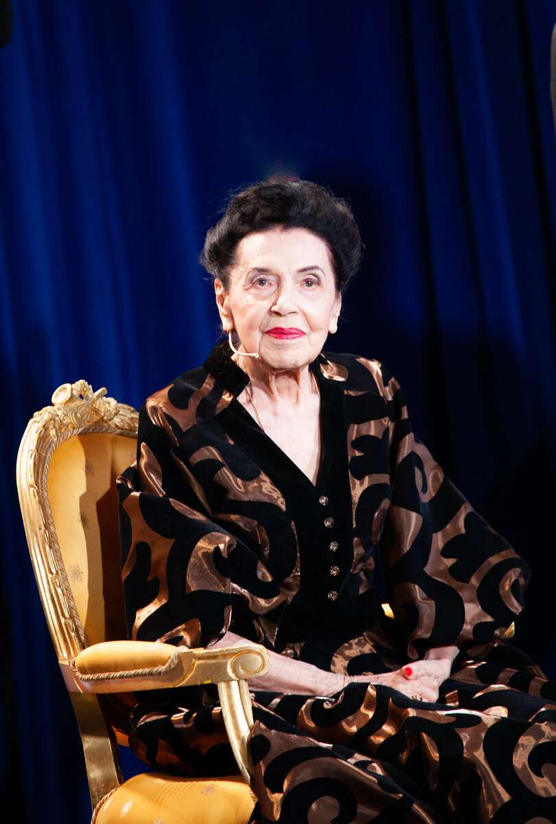 Ирина Васильевна Кострова на своём юбилейном вечере в Дипломатическом зале Государственного Кремлёвского Дворца. 7 апреля 2023 года.