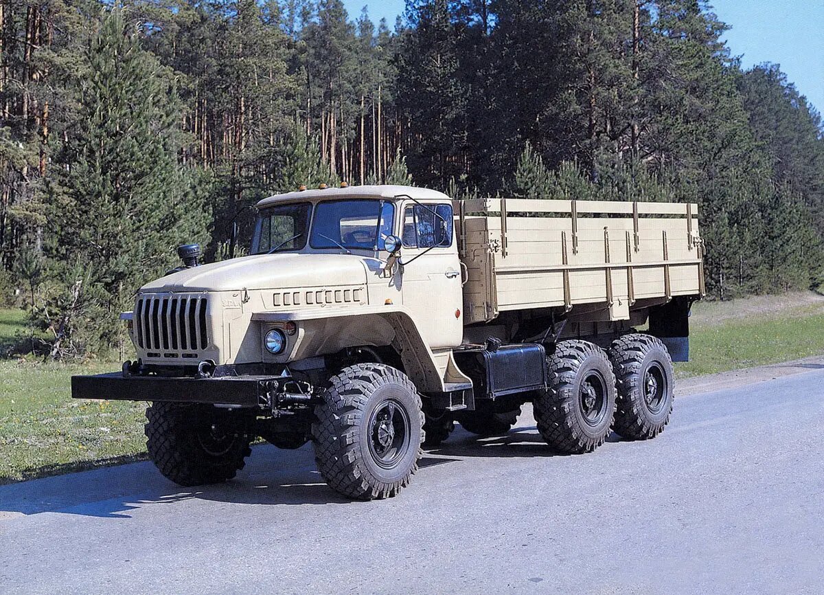 Автомобиль урал в каком городе. Грузовик Урал 43202. Урал 43202 военный бортовой. Урал 43202 самосвал. Урал 43202 тягач