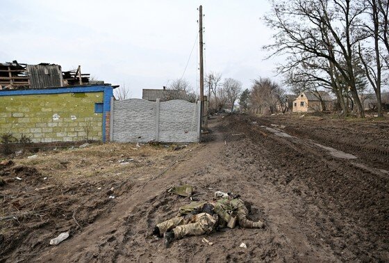    Тело военнослужащего ВСУ на дороге в селе Берховка в ДНР