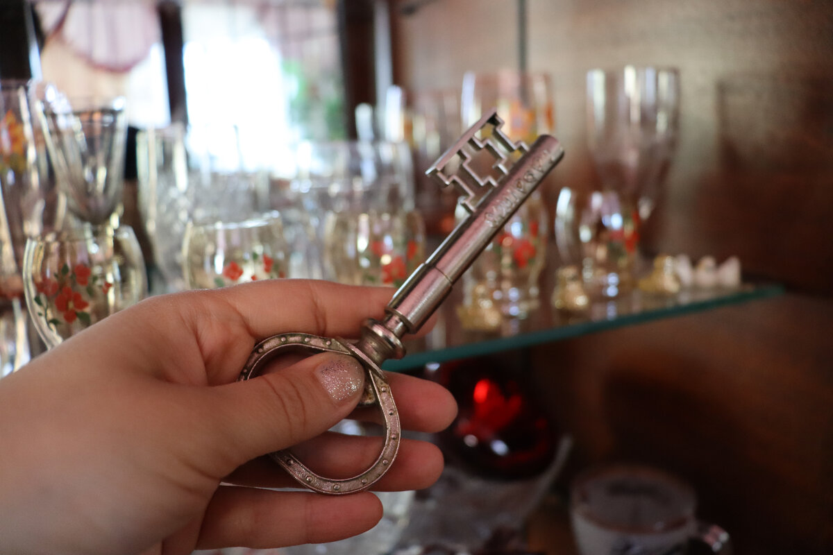 Берём ключ от "казачки" и смотрим классную посуду. Фото автора