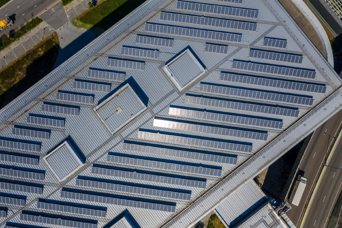  Солнечные "батареи" на крышах зданий в Голландии.  фото: картинки  яндекса.