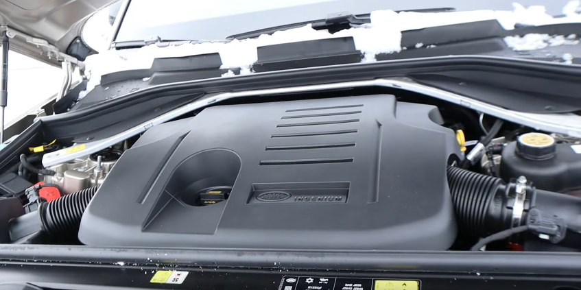 Подкапотрное пространство с гибридным двигателем.