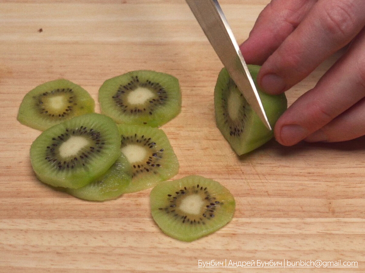 Нарезаю фрукты.