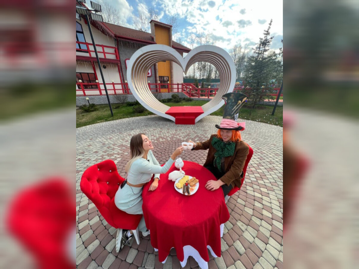 Илья и Лиза на свидании в стиле "Алиса в стране чудес". Источник: соцсеть     (2 фото)