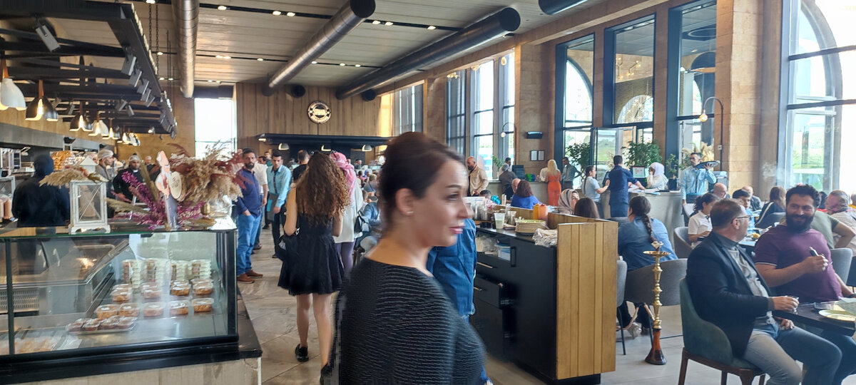 тут не сильно понятно, снимать в упор не могла, но, поверьте, заняты все места в огромном ресторане и на улице вокруг него.