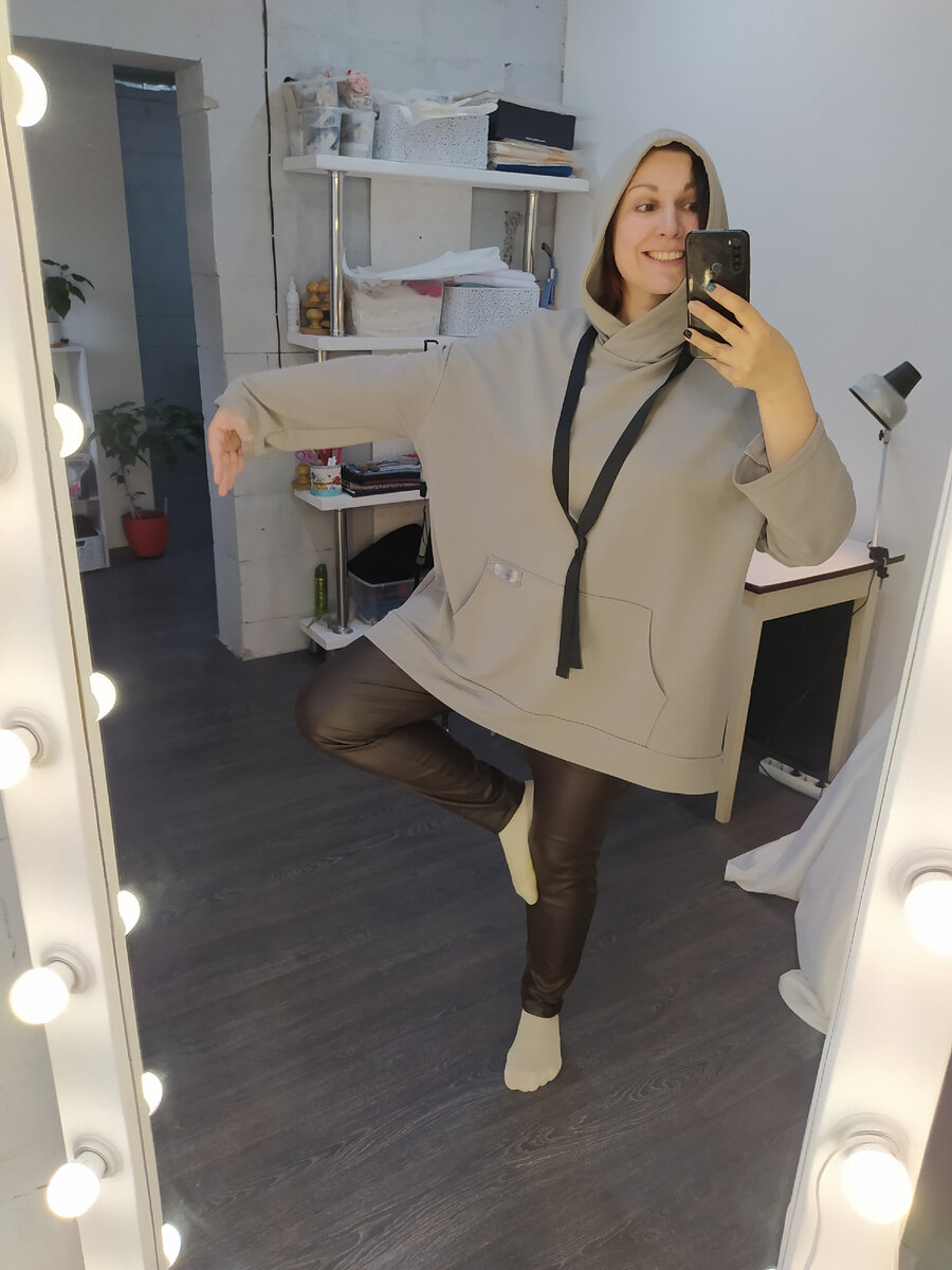  Ношу это супер объемое худи с узкими кожаными брюками