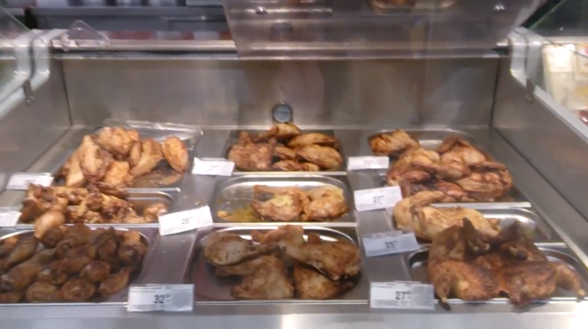 На заметку. Заправленные майонезом салаты, не должны держать на прилавке дольше 12 часов