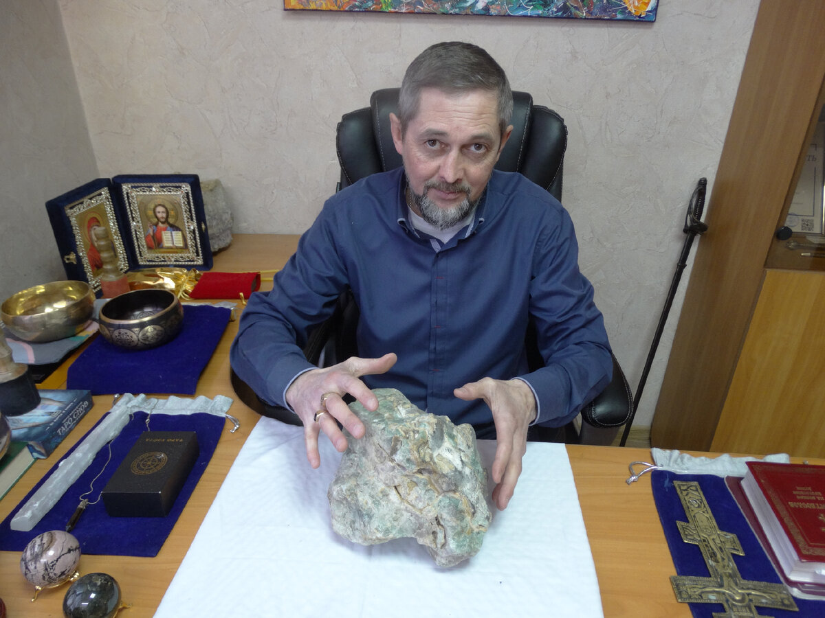 Александр Тишкин, практикующий белый маг, эзотерический наставник, основатель школы-турнира-клуба "Орегор", художник, поэт, и просто хороший человек)