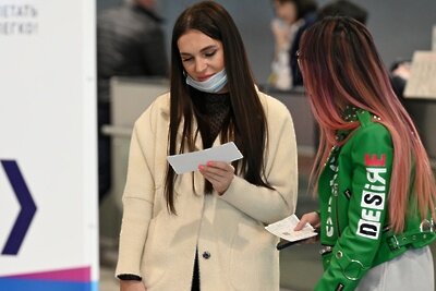    Пассажирки у стойки регистрации в аэропорту Домодедово в Москве. ©Максим Блинов РИА Новости