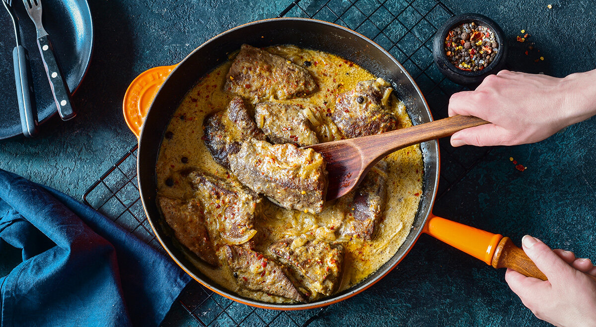 С соусом проблем не возникает, чего не скажешь о главной составляющей. Как ни старается хозяйка, кусочки печенки получаются сухими, жестковатыми. Кстати, возможно, дело именно в излишнем усердии! Как обычно бывает с мясом? Чем дольше тушишь его, тем оно мягче становится. Так вот, с печенкой все ровно наоборот. Если вы подержите ее в соусе больше десяти минут, она потеряет свою нежную текстуру. Поэтому внимательно следуйте указаниям нашего рецепта и не сомневайтесь в идеальном результате.