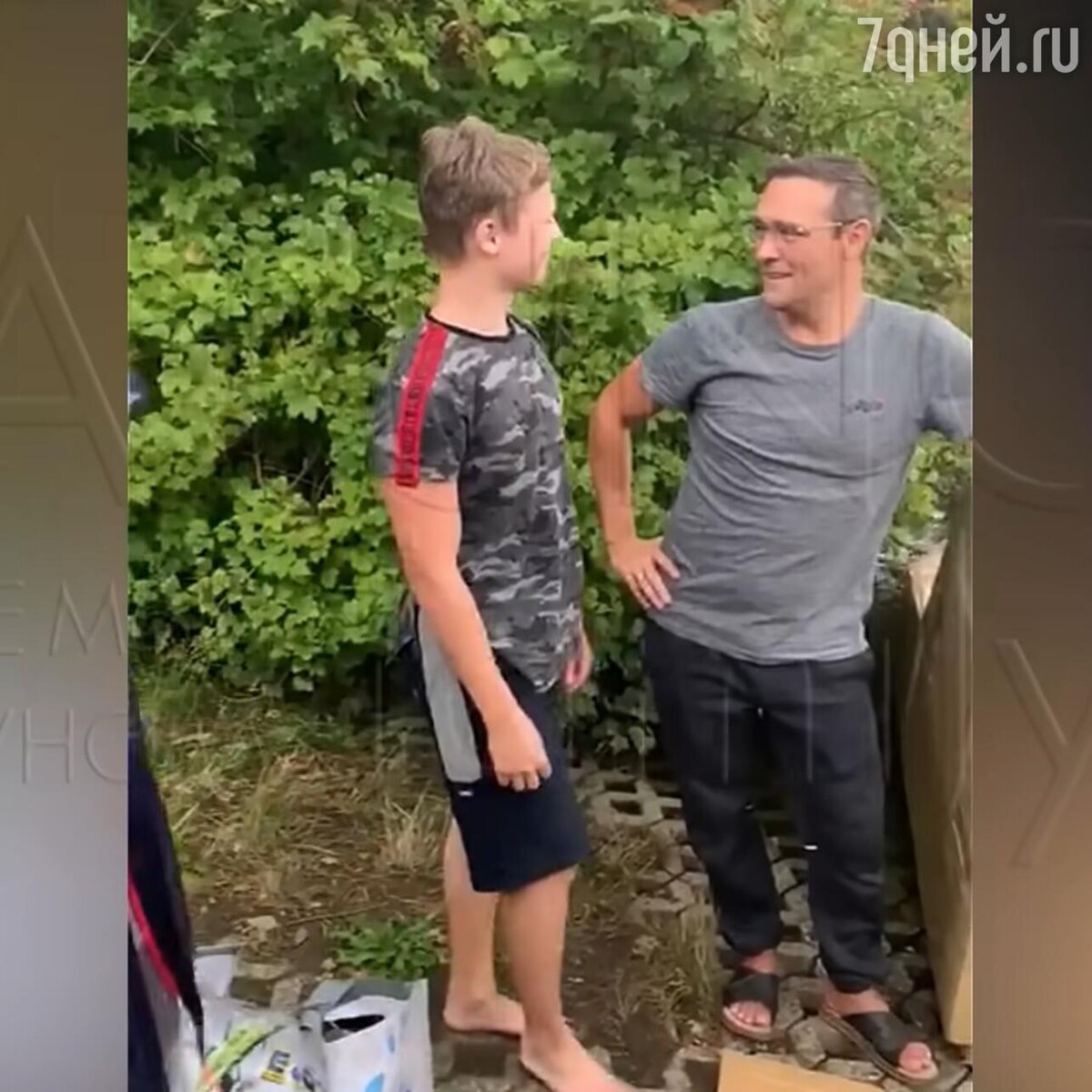    Юра Шатунов с сыном Дэннисом кадр видео YouTube-канала "Shatunov Family Life"