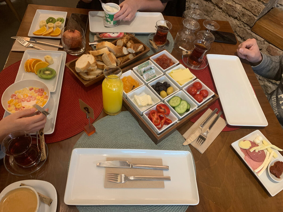 Завтрак в Стамбуле в более современном стиле: всего понемногу, но пробуя это, наедаешься, к тому же впереди еще горячее