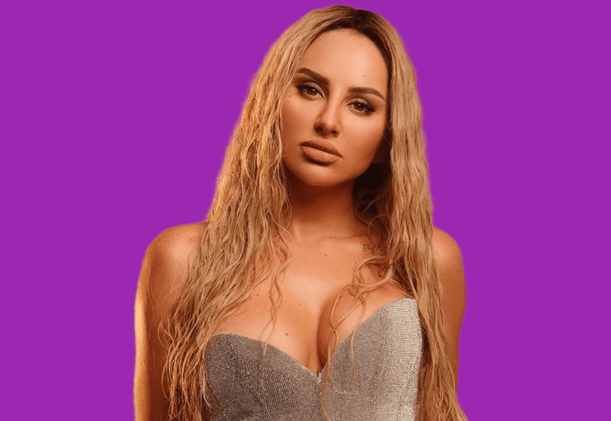 Дзюба, Анна Владимировна - певица, выступает под сценическим псевдонимом ANNA ASTI  