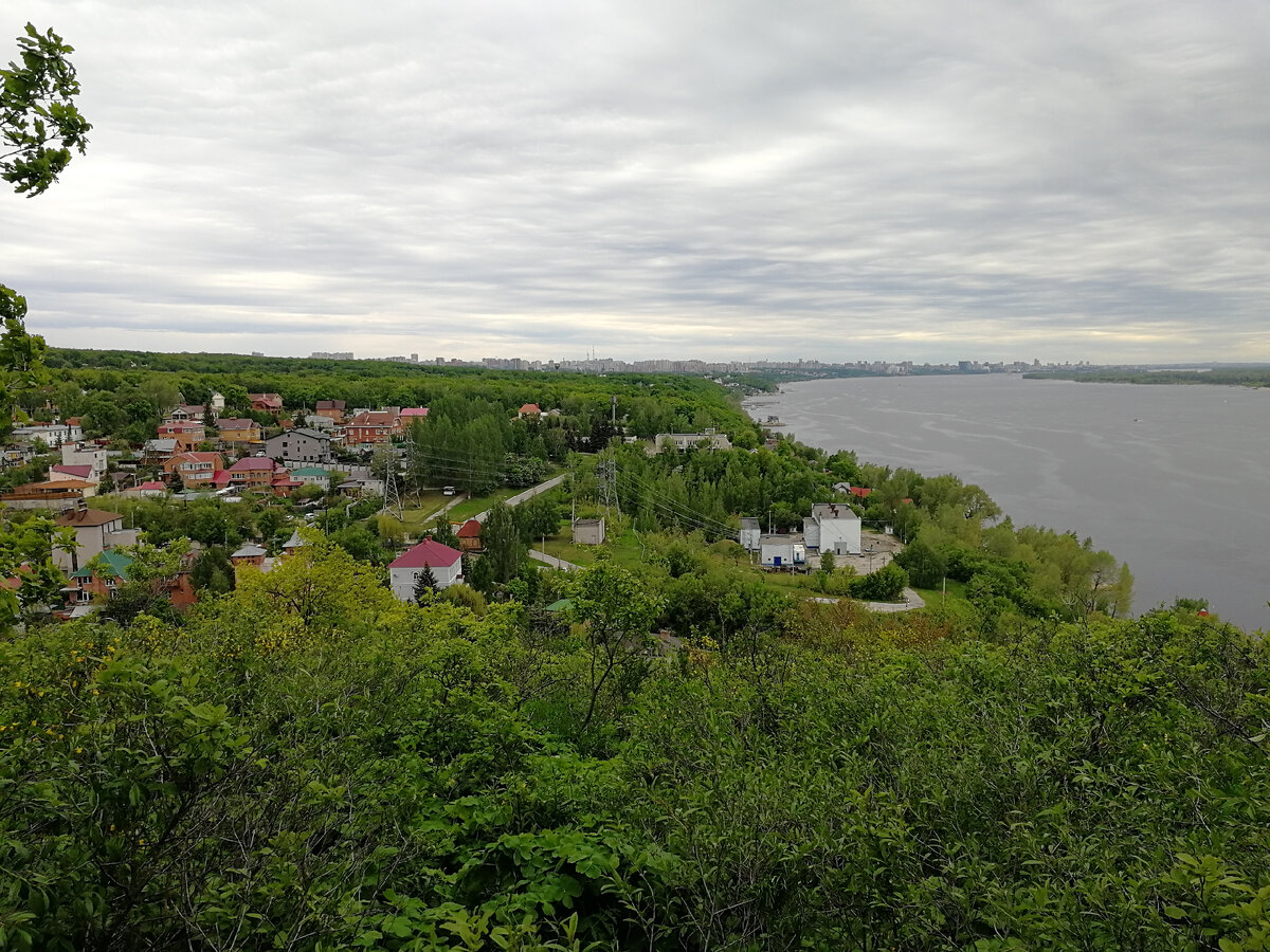 Вид на город - он в горизонте данной фотографии (а ряд это дома студеного оврага)