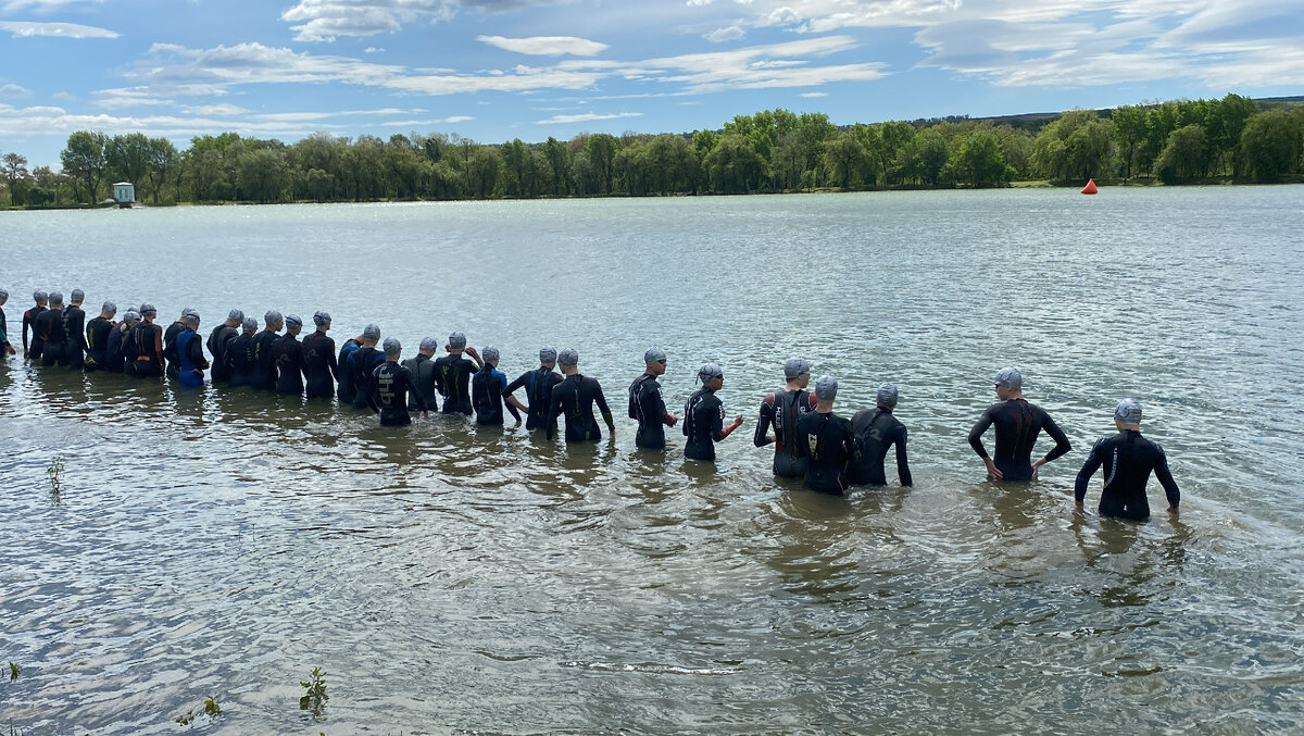 Нужно проплыть 300 метров в холодной открытой воде...