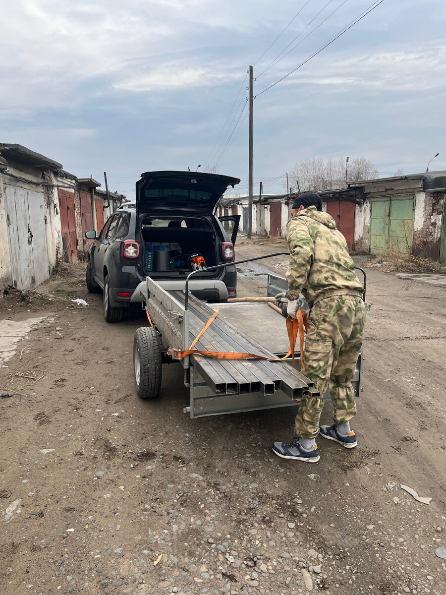 Славик грузит заборные железки в прицеп