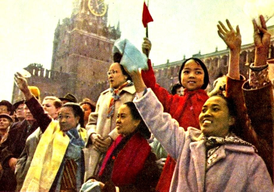 На демонстрации 7 ноября, Москва, СССР (иллюстрация из открытых источников)