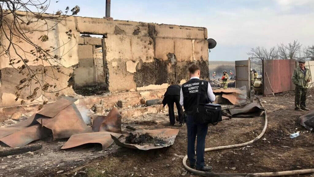     Следственный комитет Сарапульского района Удмуртии возбудил уголовное дело по факту гибели 3 мая двух человек на пожаре в д. Старая Бисарка. Об этом сообщила пресс-служба СУ СКР по региону.