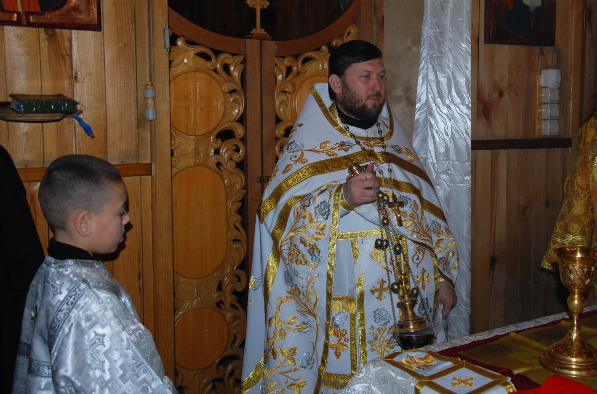 Свящ. Андрей Козорезов в алтаре храма св. Матроны; 6/7 январая 2013 г.