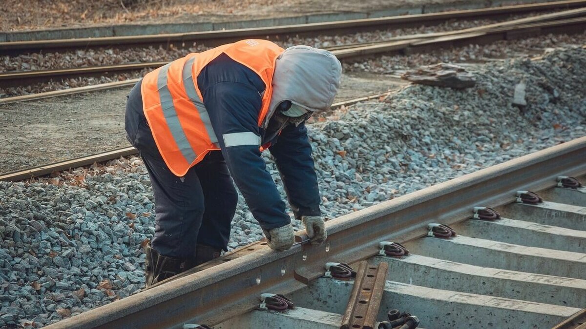     На железной дороге в Петербурге произошла новая диверсия с использованием горючих жидкостей.