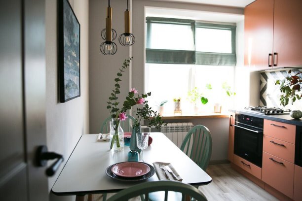 Обои от Engblad & Co при ближайшем рассмотрении выглядят так, будто их исчеркали цветными карандашами