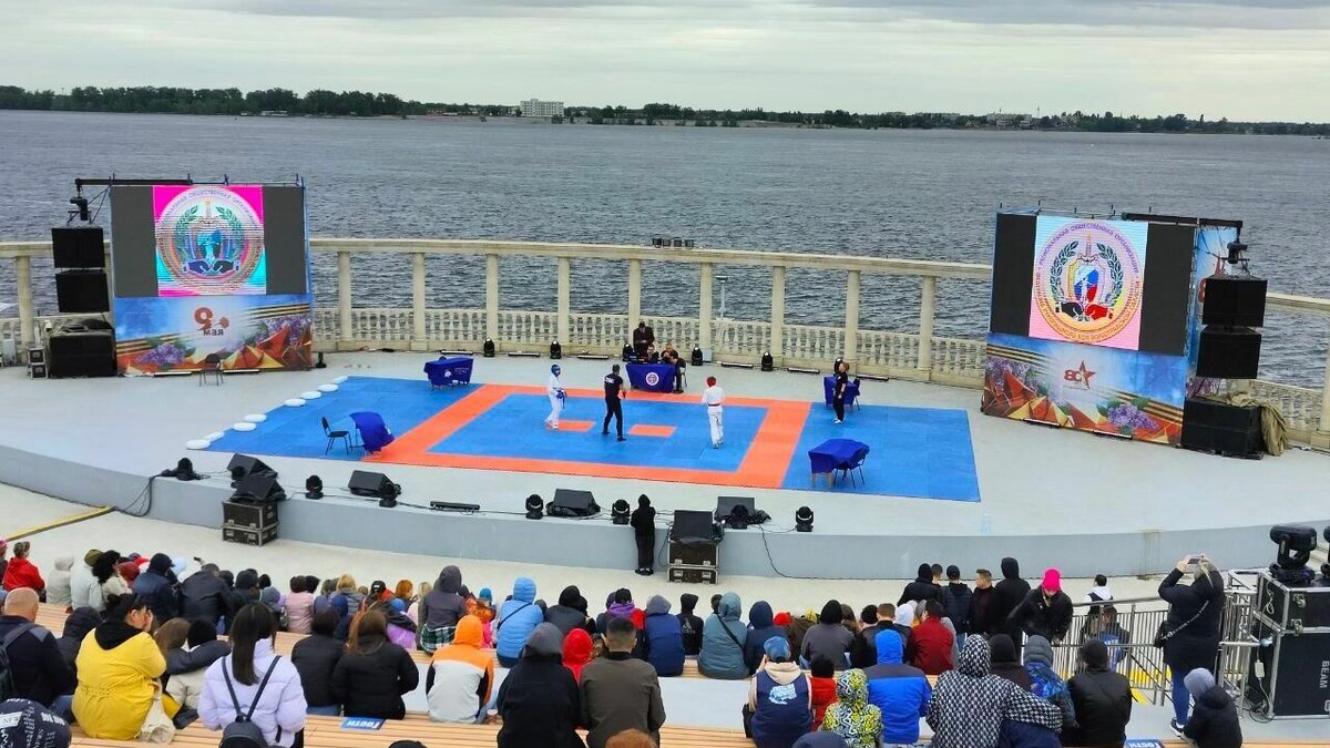     В рамках фестиваля боевых искусств известный боец ММА Джефф Монсон провёл мастер-классы в амфитеатре на нижней террасе набережной в Волгограде.