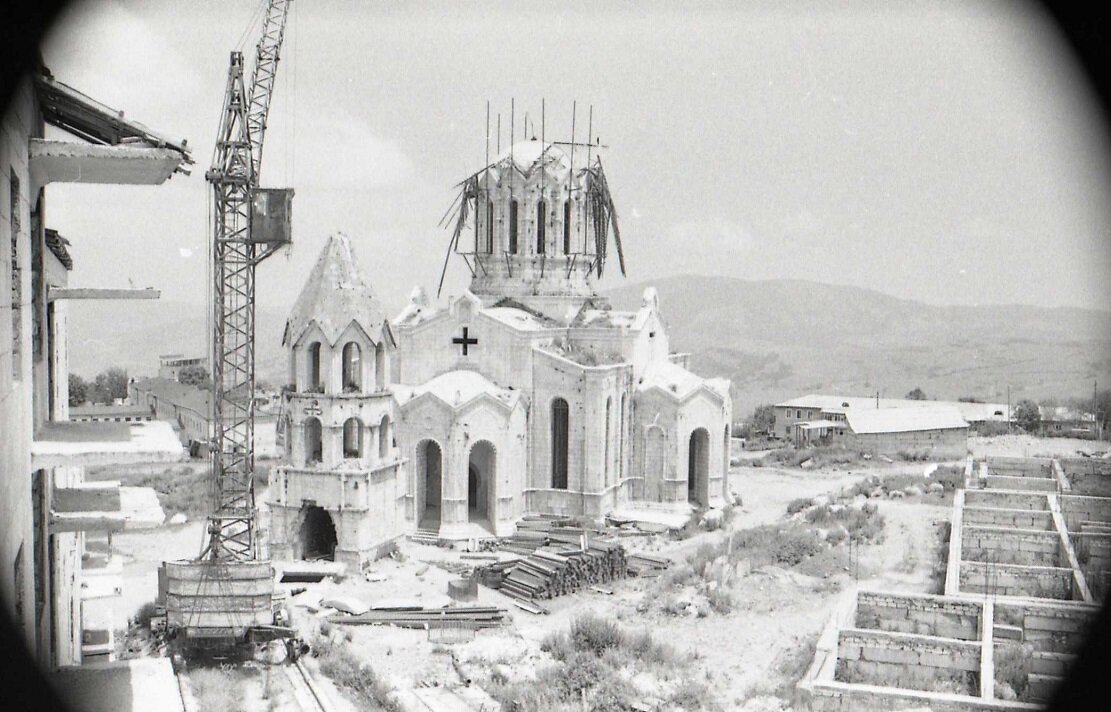 Культурная толерантность от Алиева-старшего. Собор Св. Всеспасителя в Шуши после освобождении города 9 мая 1992 года: разрушенные купол и колокольня, внутри храма – склад снарядов для РСЗО БМ-21 «Град». Фото Сергея Абовьяна (1953-2021)