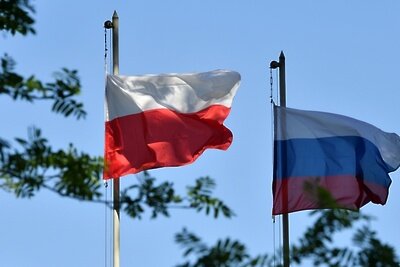    Приспущенные флаги России и Польши ©Михаил Воскресенский РИА Новости