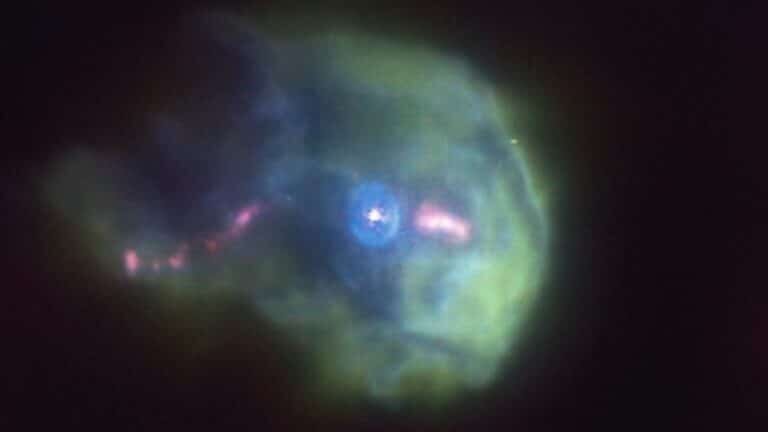    Прибор Multi Unit Spectroscopic Explorer (MUSE), установленный на Очень Большом Телескопе (ESO) зафиксировал струю вещества в форме буквы S, выброшенную из звездного объекта 244-440 / ©ESO/Kirwan et al.