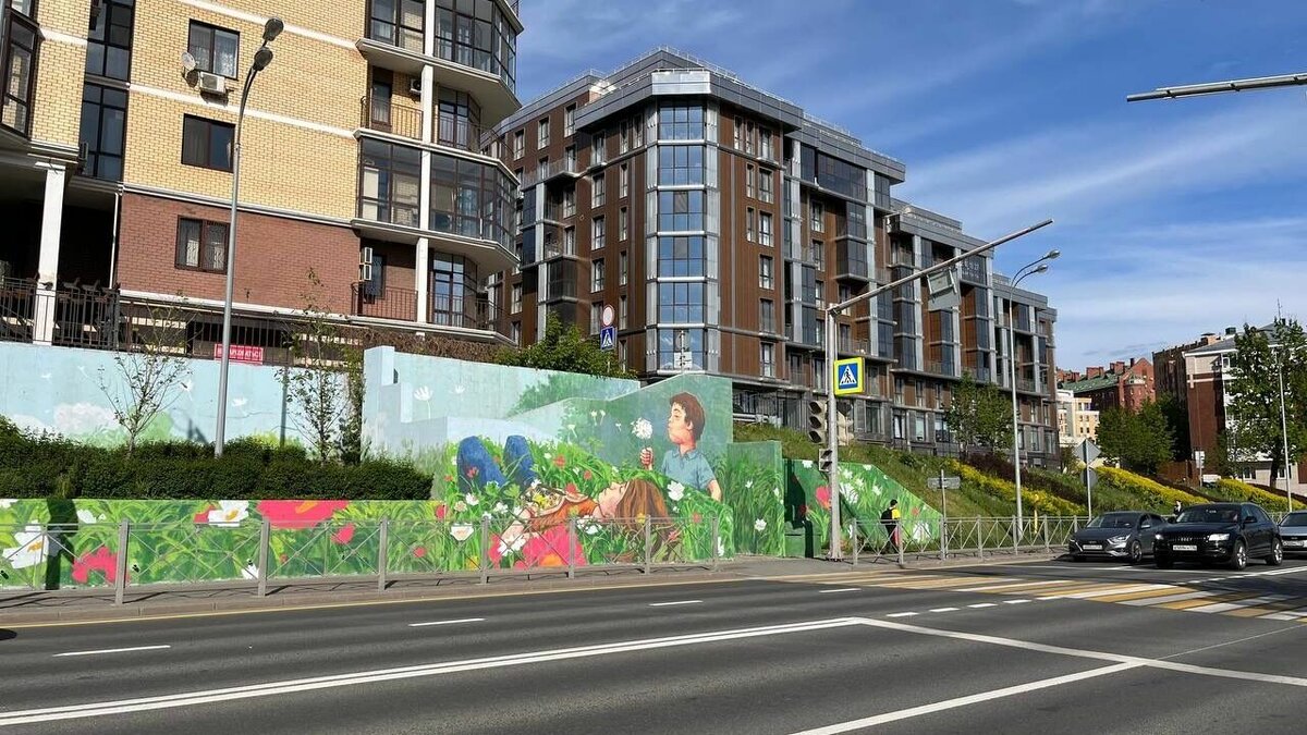     В Казани на улице Тихомирнова появилось новое граффити. Лестницу, которая ранее возмущала своим внешним видом, украсили яркой картинкой. Об этом сообщила пресс-служба администрации Вахитовского и Приволжского районов.