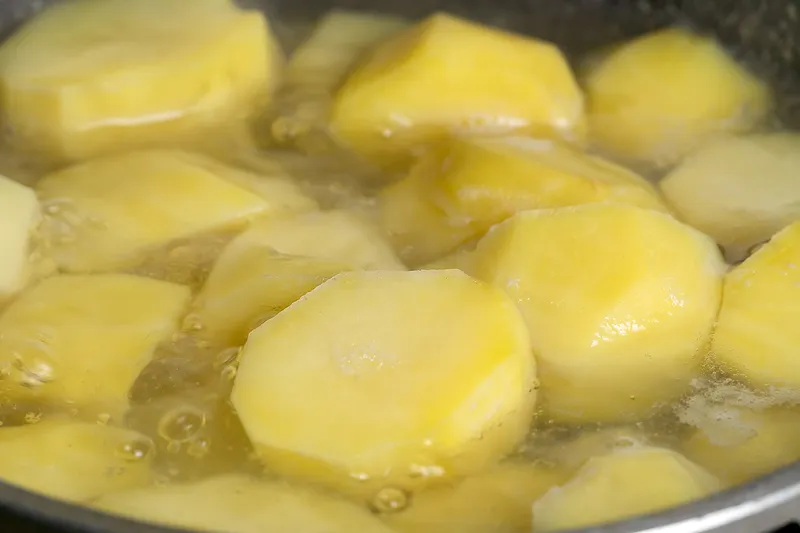 Normalerweise schütten wir das restliche Wasser nach dem Kartoffelkochen bedenkenlos in die Spüle. Gleichzeitig denken wir nicht einmal darüber nach, was für ein wertvolles Produkt Kartoffelbrühe ist.-4