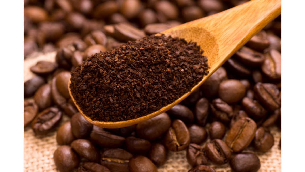 Кофе американо в зернах. Кофе molido Куба. Scattered on the ground Coffee Nuts. Make Coffee. Напиток с кофейными зернами