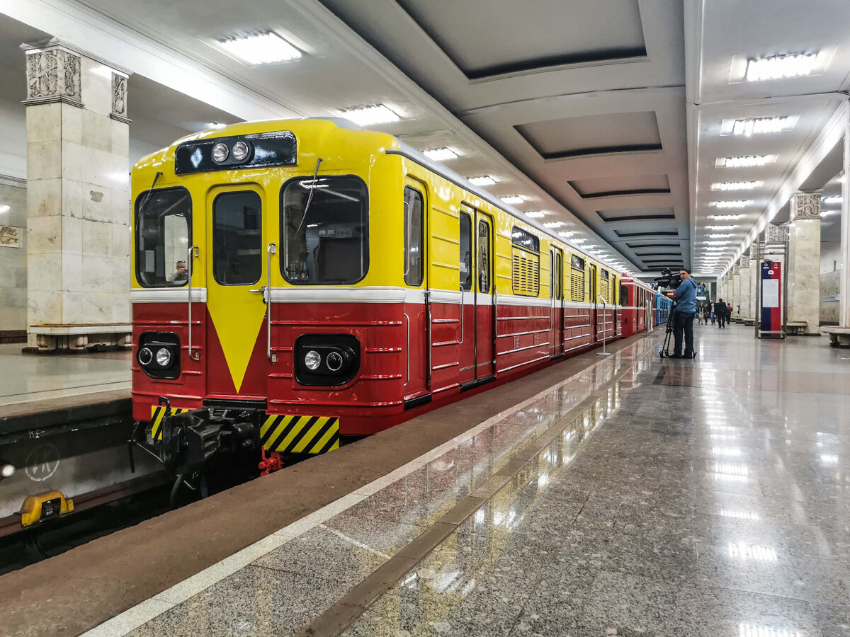 ВЭКА-001 - петербургский контактно-аккумуляторный электровоз.